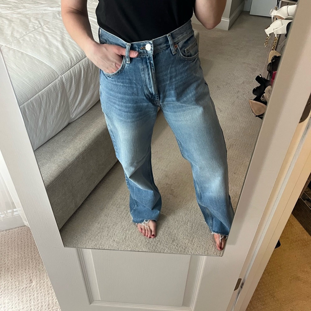 Zara women’s Relaxed Fit Light Blue Jeans